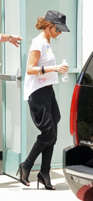 Cheryl_and_Derek_arriving_at_the_Pacific_Theatres_01_08_10_91.jpg