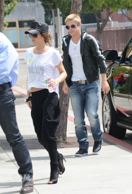 cheryl_and_derek_arriving_at_the_pacific_theatres_01_08_10_52.jpg