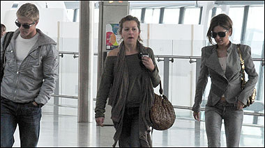 Cheryl_and_Derek_at_Heathrow_Airport_15_06_10_5.jpg