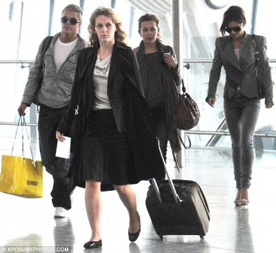Cheryl_and_Derek_at_Heathrow_Airport_15_06_10_1.jpg