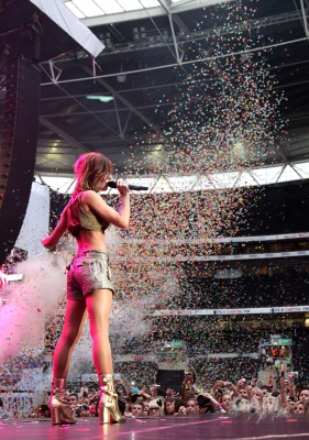 Cheryl_at_the_Capital_Summertime_Ball_Performance_06_06_10_10.jpg