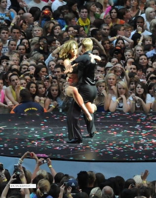 Cheryl_at_the_Capital_Summertime_Ball_Performance_06_06_10_35.jpg