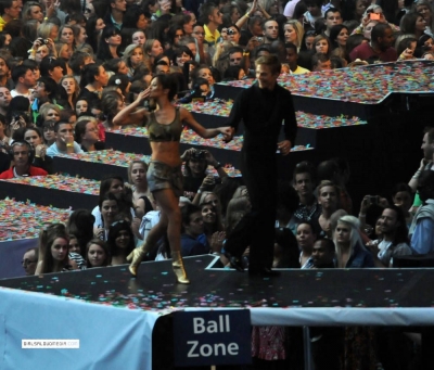 Cheryl_at_the_Capital_Summertime_Ball_Performance_06_06_10_38.jpg