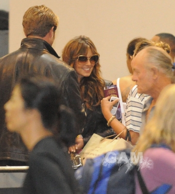 Cheryl_Cole_at_LAX_airport_05_09_10_9.jpg