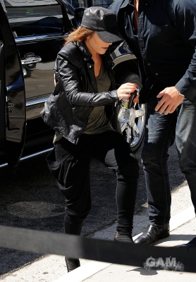 Cheryl_Cole_leaving_a_studio_31_08_10_1.jpg