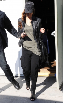 Cheryl_Cole_leaving_a_studio_31_08_10_11.jpg