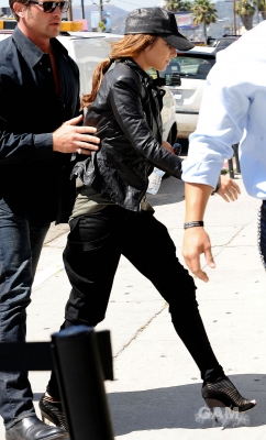 Cheryl_Cole_leaving_a_studio_31_08_10_22.jpg
