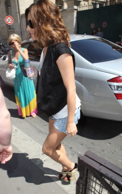 Cheryl_Cole_leaving_her_hotel_in_Paris_04_06_10_19.jpg