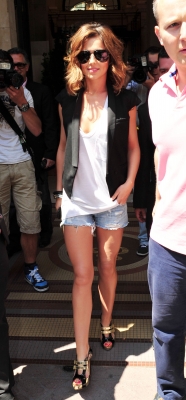 Cheryl_Cole_leaving_her_hotel_in_Paris_04_06_10_23.jpg