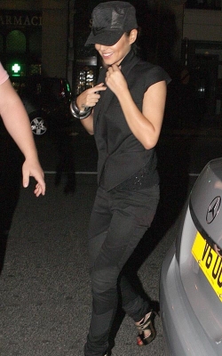 Cheryl_Cole_returning_to_her_hotel_in_Paris_4_06_10_18.jpg