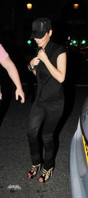 Cheryl_Cole_returning_to_her_hotel_in_Paris_4_06_10_2.jpg