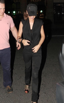 Cheryl_Cole_returning_to_her_hotel_in_Paris_4_06_10_23.jpg