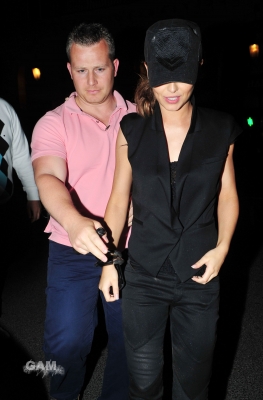 Cheryl_Cole_returning_to_her_hotel_in_Paris_4_06_10_4.jpg