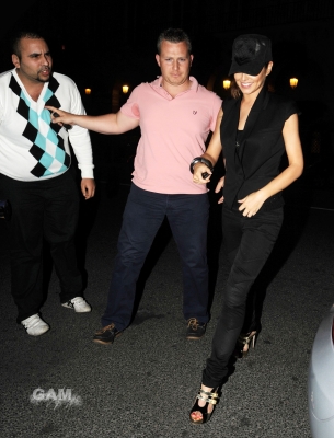 Cheryl_Cole_returning_to_her_hotel_in_Paris_4_06_10_7.jpg