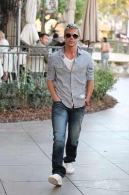 Cheryl_shopping_at_The_Grove_in_Hollywood_05_08_10_26.jpg