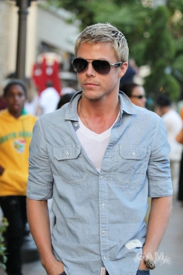Cheryl_shopping_at_The_Grove_in_Hollywood_05_08_10_69.jpg