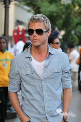 Cheryl_shopping_at_The_Grove_in_Hollywood_05_08_10_94.jpg
