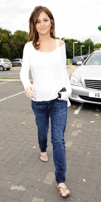 Cheryl_Tweedy_at_Starbucks_in_Surrey_28_07_10_34.jpg