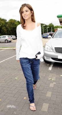 Cheryl_Tweedy_at_Starbucks_in_Surrey_28_07_10_35.jpg