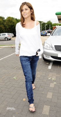 Cheryl_Tweedy_at_Starbucks_in_Surrey_28_07_10_36.jpg