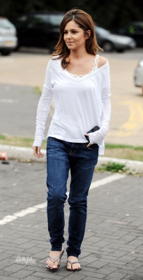 Cheryl_Tweedy_at_Starbucks_in_Surrey_28_07_10_42.jpg