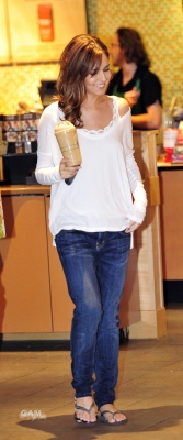 Cheryl_Tweedy_at_Starbucks_in_Surrey_28_07_10_48.jpg