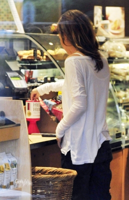 Cheryl_Tweedy_at_Starbucks_in_Surrey_28_07_10_50.jpg