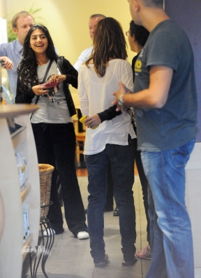 Cheryl_Tweedy_at_Starbucks_in_Surrey_28_07_10_66.jpg
