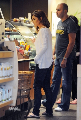 Cheryl_Tweedy_at_Starbucks_in_Surrey_28_07_10_72.jpg