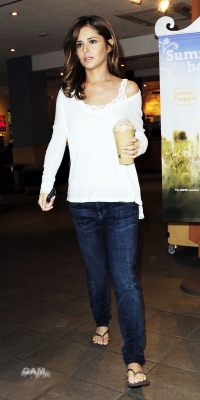 Cheryl_Tweedy_at_Starbucks_in_Surrey_28_07_10_80.jpg