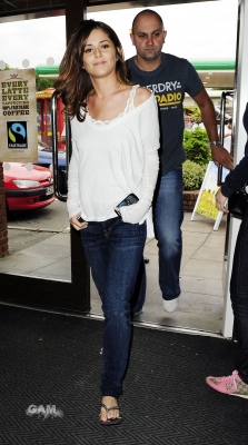 Cheryl_Tweedy_at_Starbucks_in_Surrey_28_07_10_81.jpg