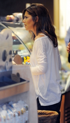 Cheryl_Tweedy_at_Starbucks_in_Surrey_28_07_10_89.jpg