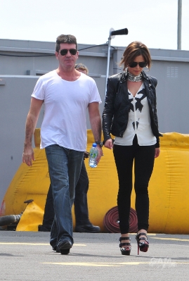 X_Factor_judges_seen_getting_a_helicopter_in_London_23_06_10_115.jpg