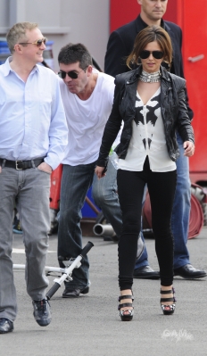 X_Factor_judges_seen_getting_a_helicopter_in_London_23_06_10_120.jpg