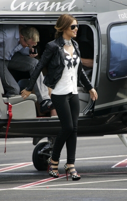 X_Factor_judges_seen_getting_a_helicopter_in_London_23_06_10_21.jpg