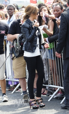 X_Factor_judges_seen_getting_a_helicopter_in_London_23_06_10_29.jpg