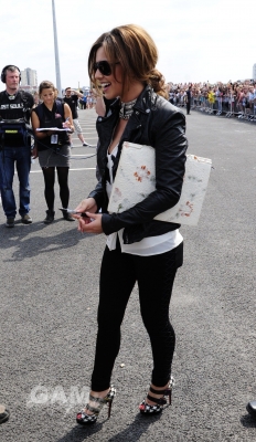 X_Factor_judges_seen_getting_a_helicopter_in_London_23_06_10_35.jpg