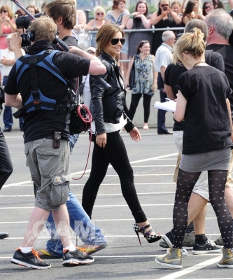X_Factor_judges_seen_getting_a_helicopter_in_London_23_06_10_40.jpg
