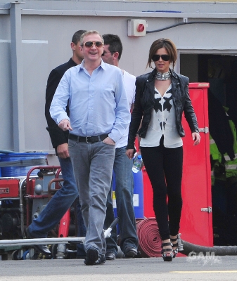 X_Factor_judges_seen_getting_a_helicopter_in_London_23_06_10_76.jpg