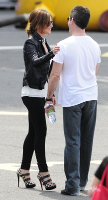 X_Factor_judges_seen_getting_a_helicopter_in_London_23_06_10_93.jpg