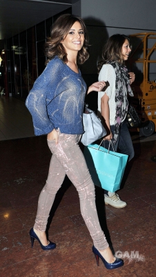 Cheryl_at_Paris_Charles_De_Gaulle_airport_in_France_06_04_10_25.jpg