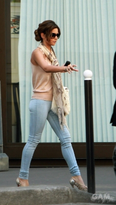 Cheryl_Cole_-_Leaving_her_Paris_Hotel_20_05_10_7.jpg