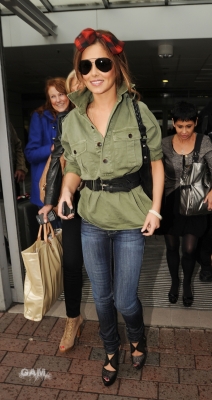 Cheryl_Cole_arrives_at_Heathrow_30_04_10_23.jpg