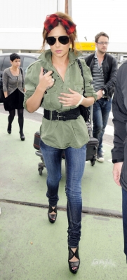 Cheryl_Cole_arrives_at_Heathrow_30_04_10_30.jpg