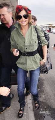 Cheryl_Cole_arrives_at_Heathrow_30_04_10_36.jpg