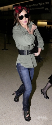 Cheryl_Cole_arrives_at_Heathrow_30_04_10_38.jpg