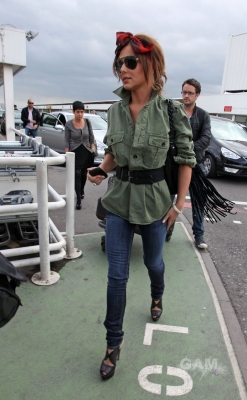Cheryl_Cole_arrives_at_Heathrow_30_04_10_48.jpg
