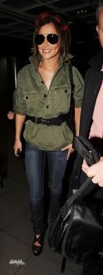 Cheryl_Cole_arrives_at_Heathrow_30_04_10_5.jpg