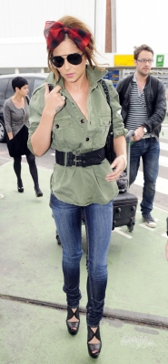 Cheryl_Cole_arrives_at_Heathrow_30_04_10_55.jpg