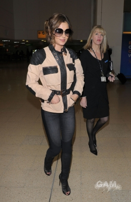 heryl_Cole_arriving_at_Heathrow_from_Dublin_03_05_10_24.jpg